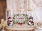 Preview: Ein 16oz Glasbecher mit Bambusdeckel und wiederverwendbarem Strohhalm, verziert mit zwei lächelnden Schneemännern in festlicher Winterkleidung und dem Spruch 'It's the most wonderful time of the year', umgeben von winterlichen Zweigen. Perfekt für festlic